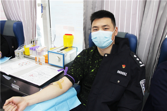 人民警察一心為民，捋袖捐血鐵血柔情——安康市公安局積極開展冬季獻(xiàn)血活動(dòng)