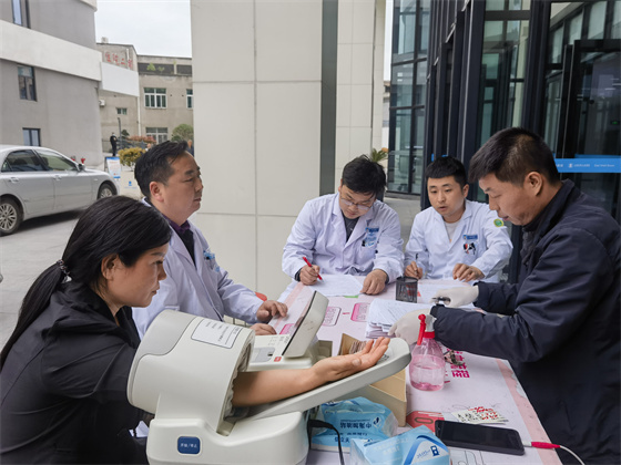 一“臂”之力，踐行醫(yī)者擔當——安康市中心血站聯(lián)合漢濱區(qū)第三人民醫(yī)院開展無償獻血活動