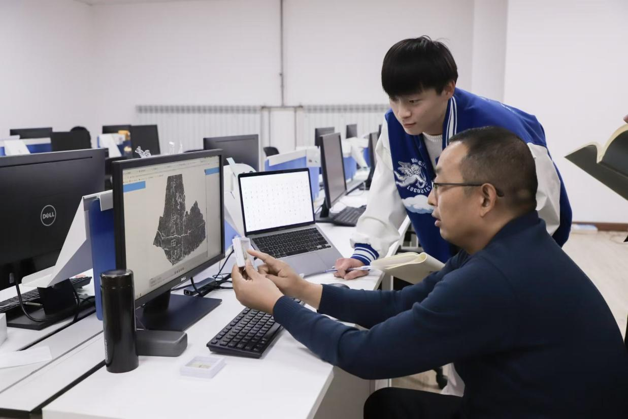 安陽師范學(xué)院甲骨文信息處理教育部重點(diǎn)實(shí)驗(yàn)室，劉永革正在給學(xué)生講甲骨文。受訪者供圖