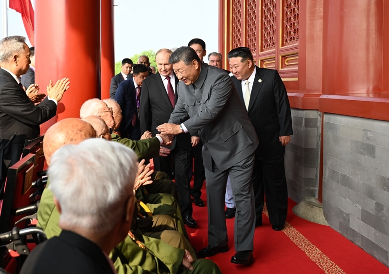 2025年9月3日，習近平總書記同抗戰(zhàn)老戰(zhàn)士老同志代表親切握手，向他們表示崇高敬意。