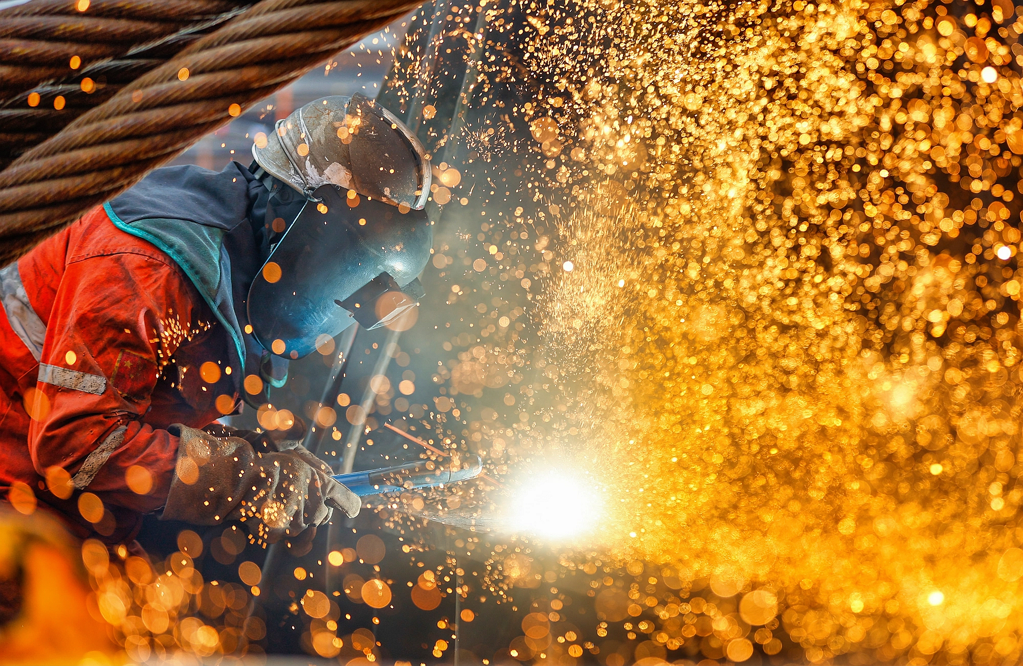 △ 2026年1月29日，在天津市濱海新區(qū)，海上油氣平臺建設(shè)工人進(jìn)行現(xiàn)場施工。