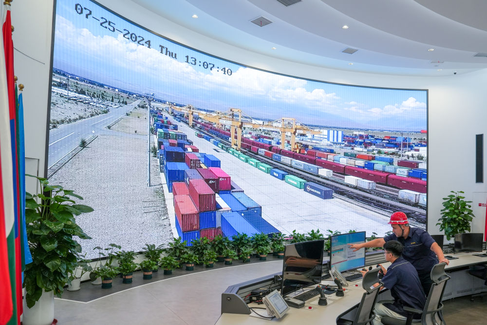 △ 在中哈（連云港）物流合作基地，工作人員通過“中哈物流場站”信息化跟蹤系統(tǒng)查看集裝箱運(yùn)輸情況（2024年7月25日攝）。