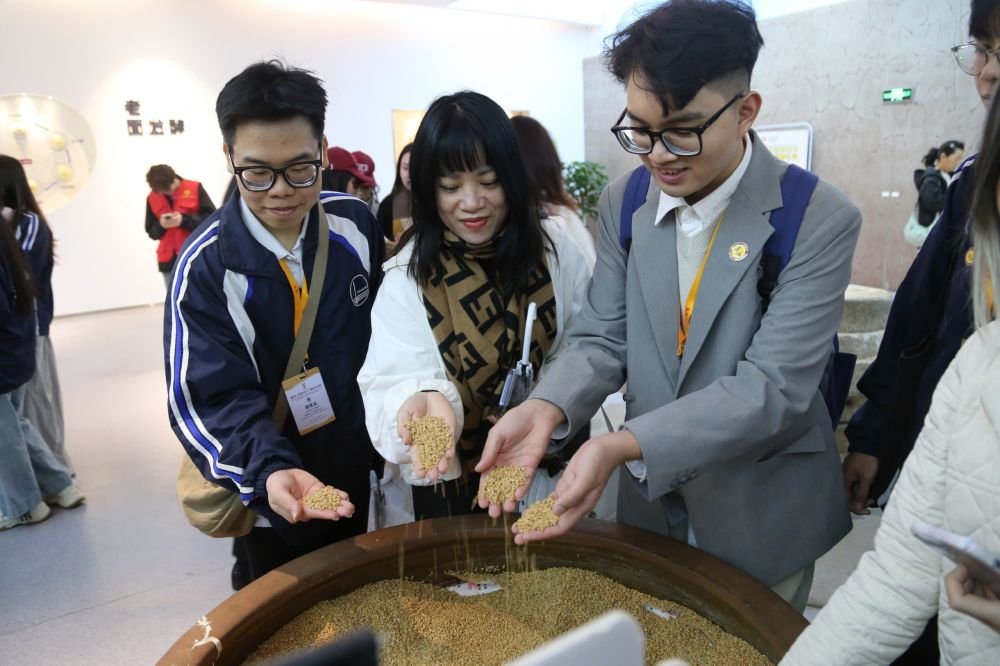 2026年3月30日，參加“紅色研學之旅”的越南青年在河北參觀新農(nóng)村建設。