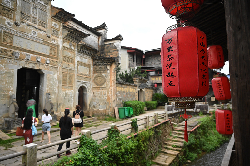 2023年9月5日，游客在福建武夷山下梅村參觀。